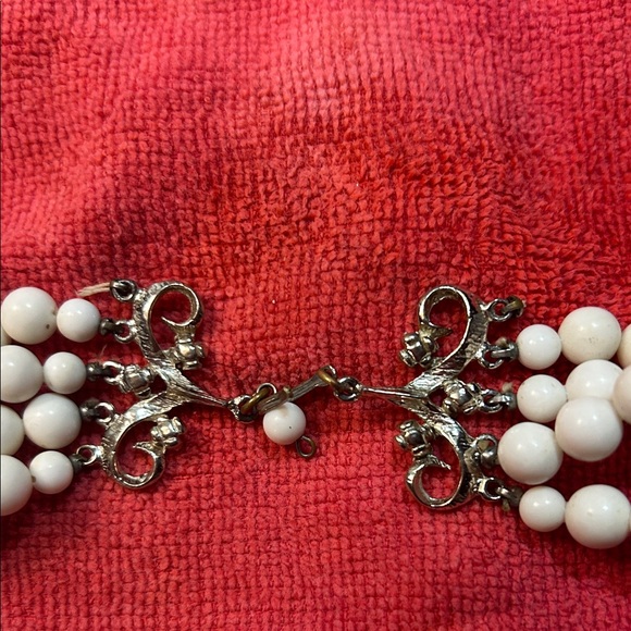 Elegant  Beaded Necklace - Picture 4 of 4